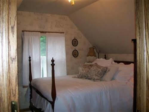 Isadoras Bed And Breakfast West Bend ภายนอก รูปภาพ